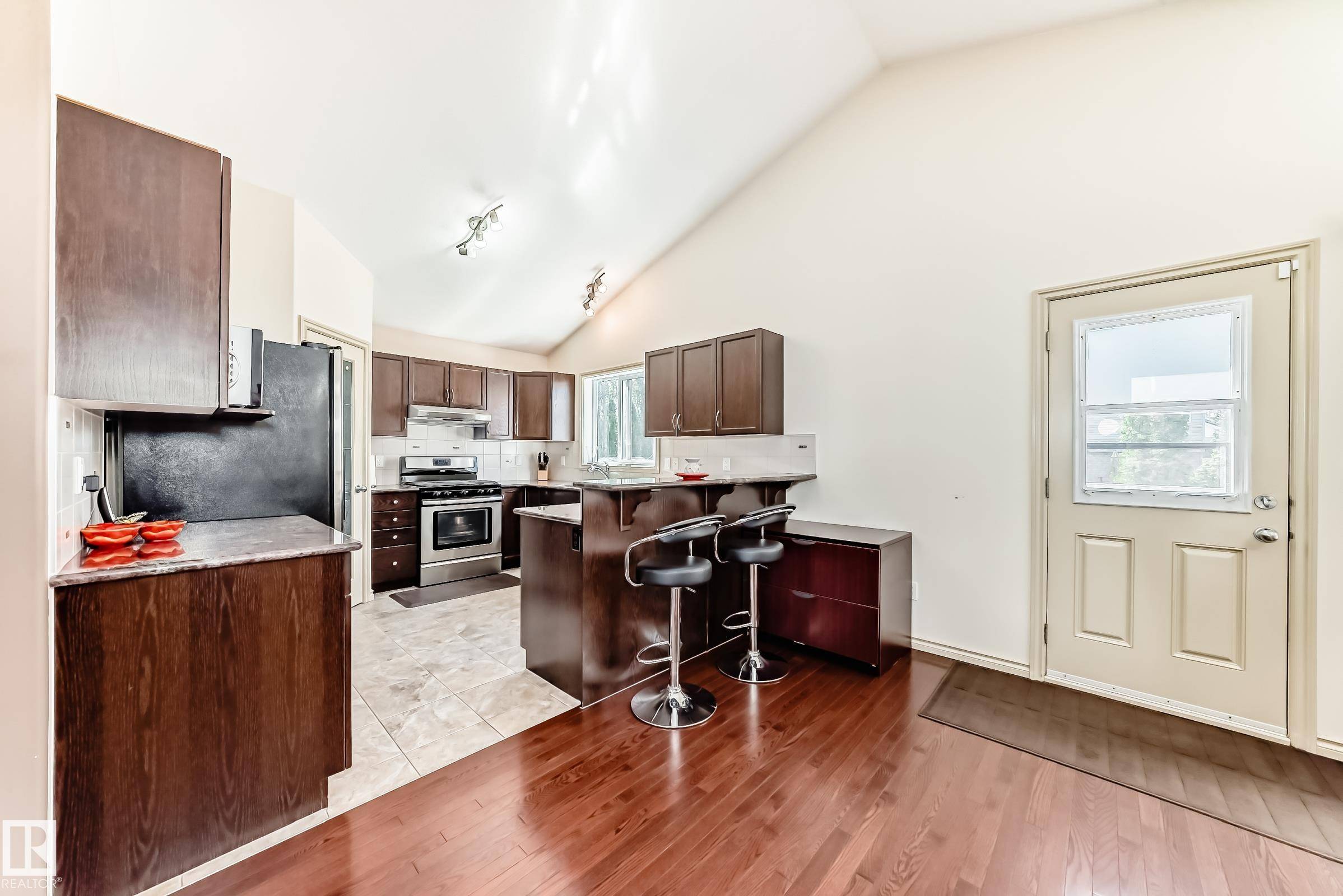 Edmonton, AB T6T 0H8,1443 37C AV NW