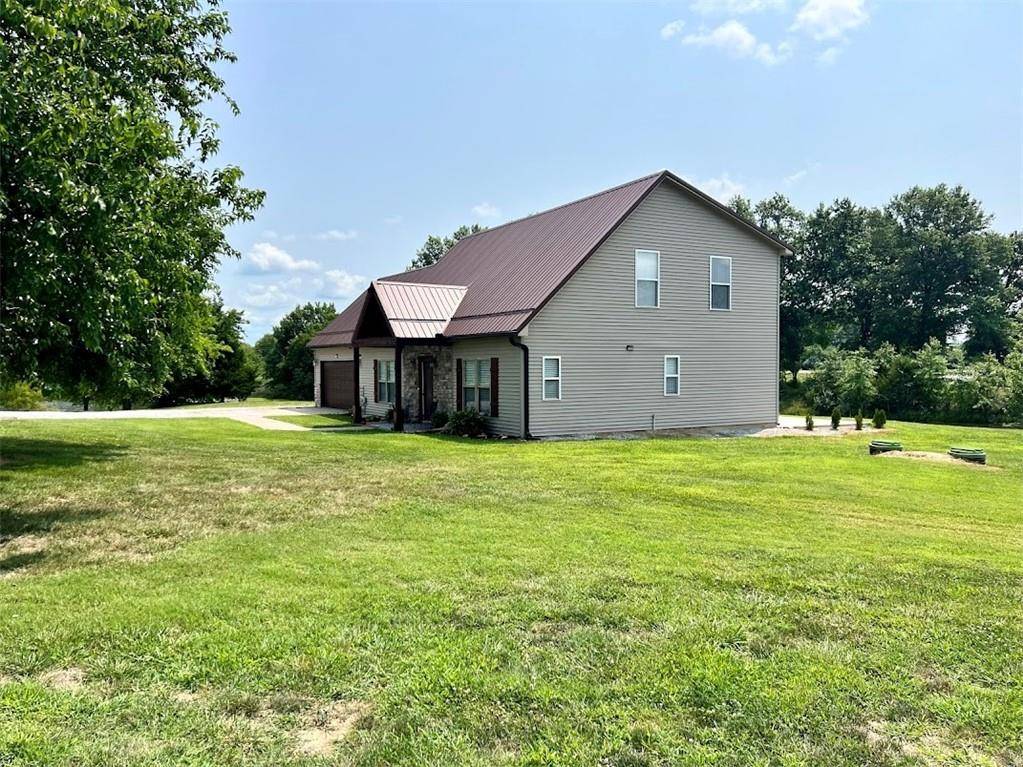 Clinton, MO 64735,104 11p LN