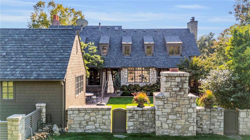 Leawood, KS 66206,10400 Howe LN
