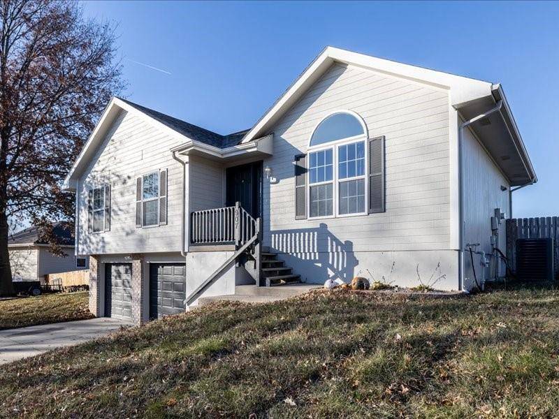 Smithville, MO 64089,907 Paradise LN