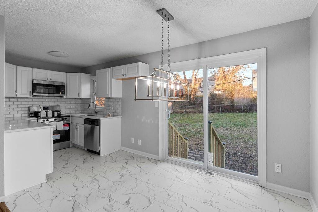 Independence, MO 64050,607 W Colonel DR