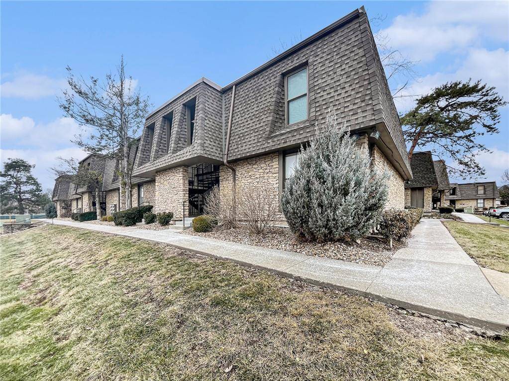 Overland Park, KS 66212,7411 W 102nd CT