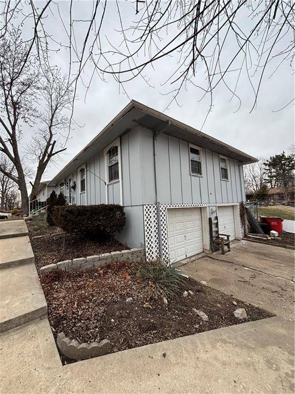 Blue Springs, MO 64014,921 NE Sala LN