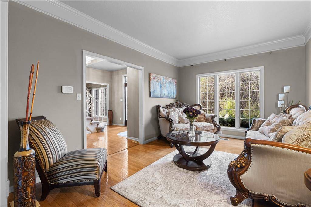 Gladstone, MO 64119,132 W Woodlands DR