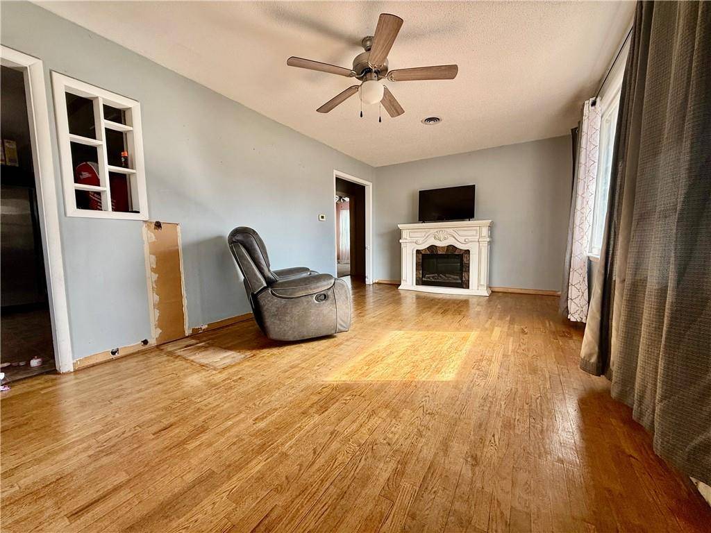 Hardin, MO 64035,611 E Elm ST