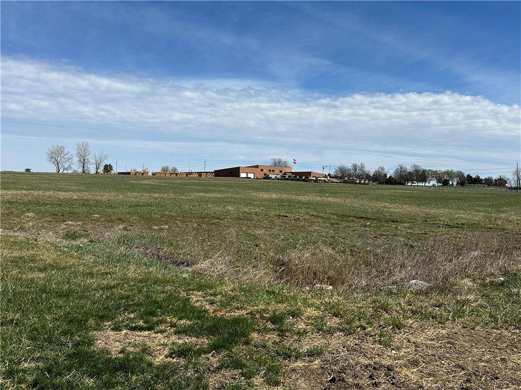 Paola, KS 66071,1302 Heatherwood DR