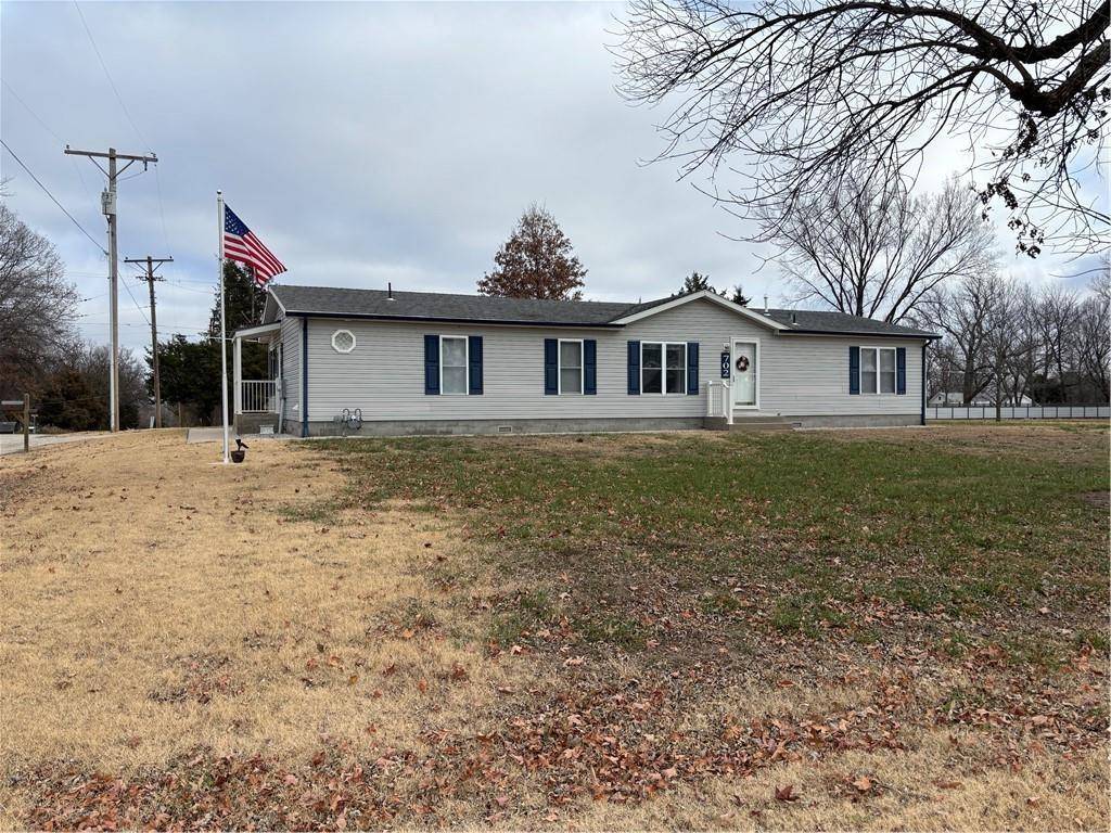 Yates Center, KS 66783,702 S Grove ST