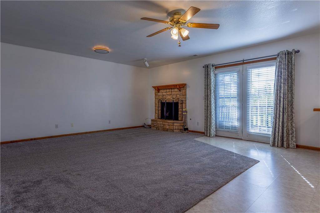 Tonganoxie, KS 66086,1306 S Raintree DR