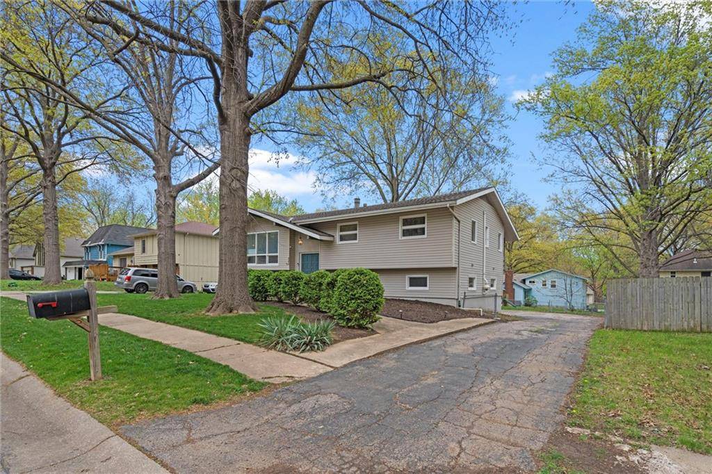 Olathe, KS 66062,328 S Meadowbrook LN