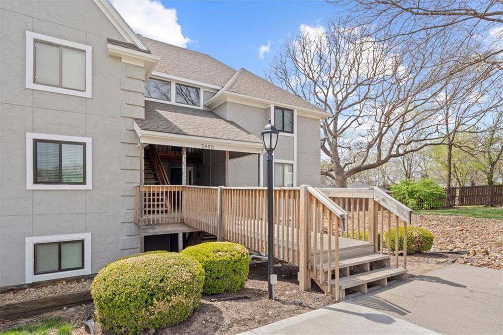 Shawnee, KS 66216,5860 PARK ST #4