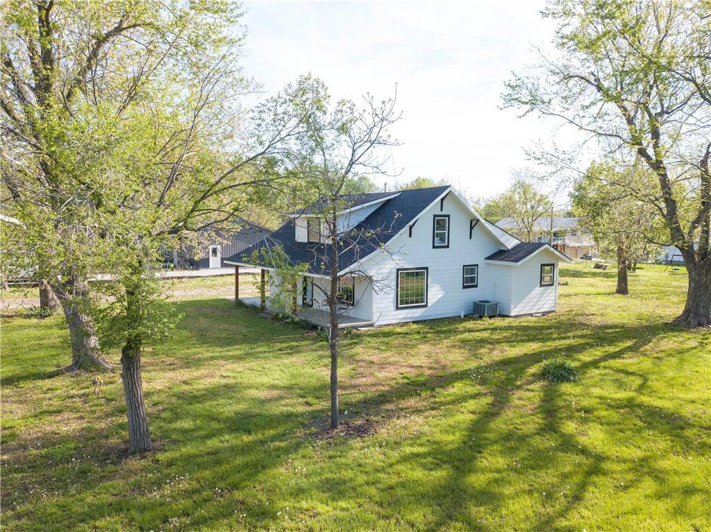 Lacygne, KS 66040,627 N 5th ST