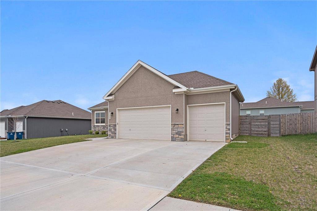 Odessa, MO 64076,1002 Fox Trot DR