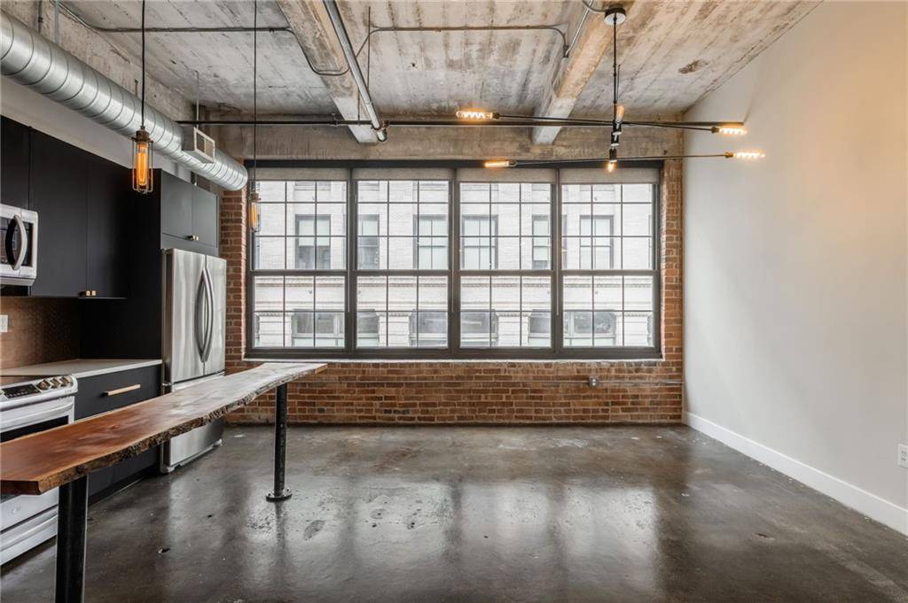 Kansas City, MO 64105,715 May ST #328