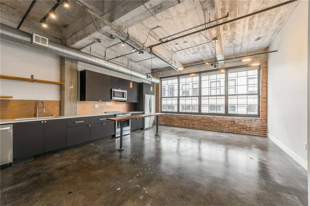 Kansas City, MO 64105,715 May ST #328