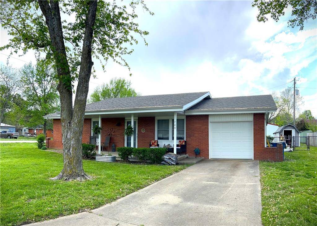 Lamar, MO 64759,709 Arthur Aull RD
