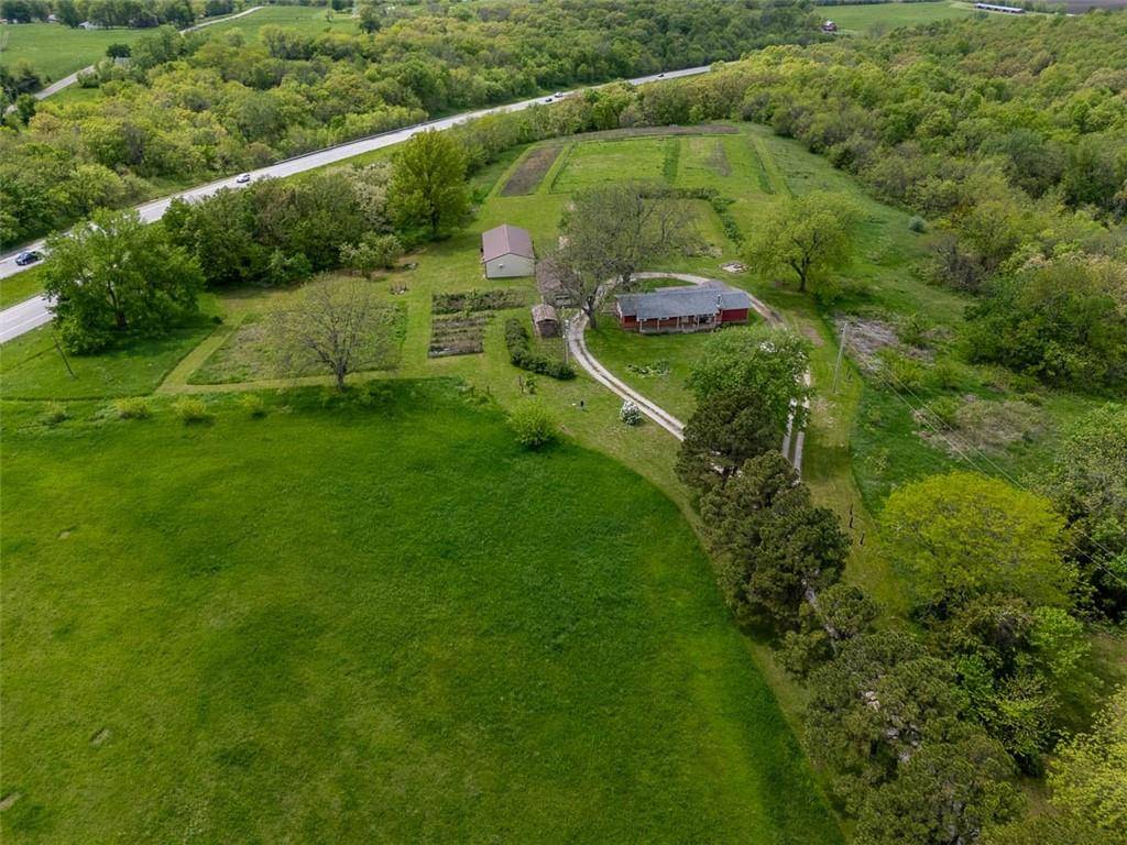 Centerview, MO 64019,588 NW 105 RD