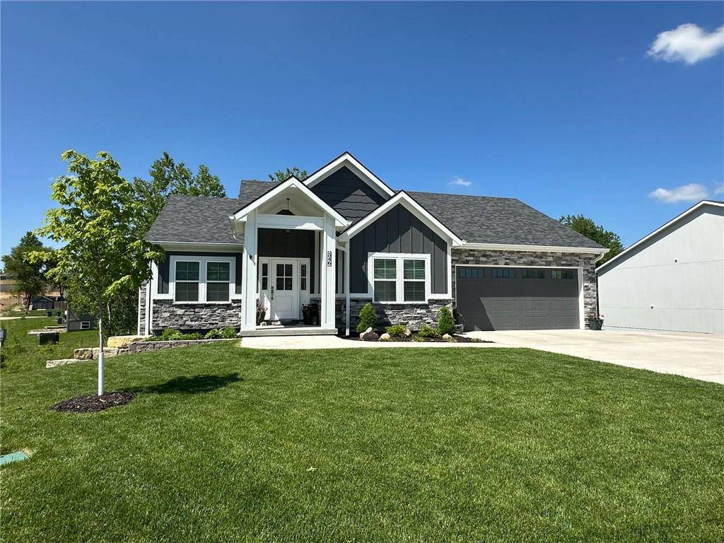 Tonganoxie, KS 66086,546 N Oakwood LN