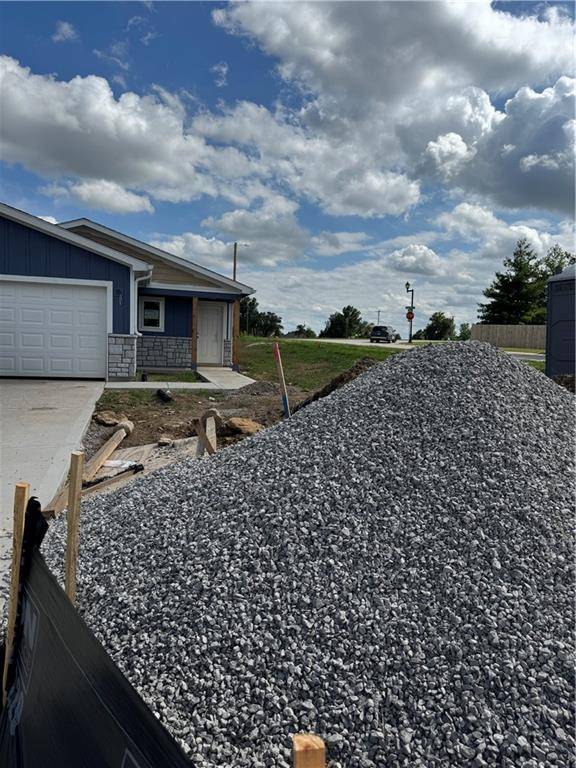 Tonganoxie, KS 66086,2102 Brook Ridge CIR