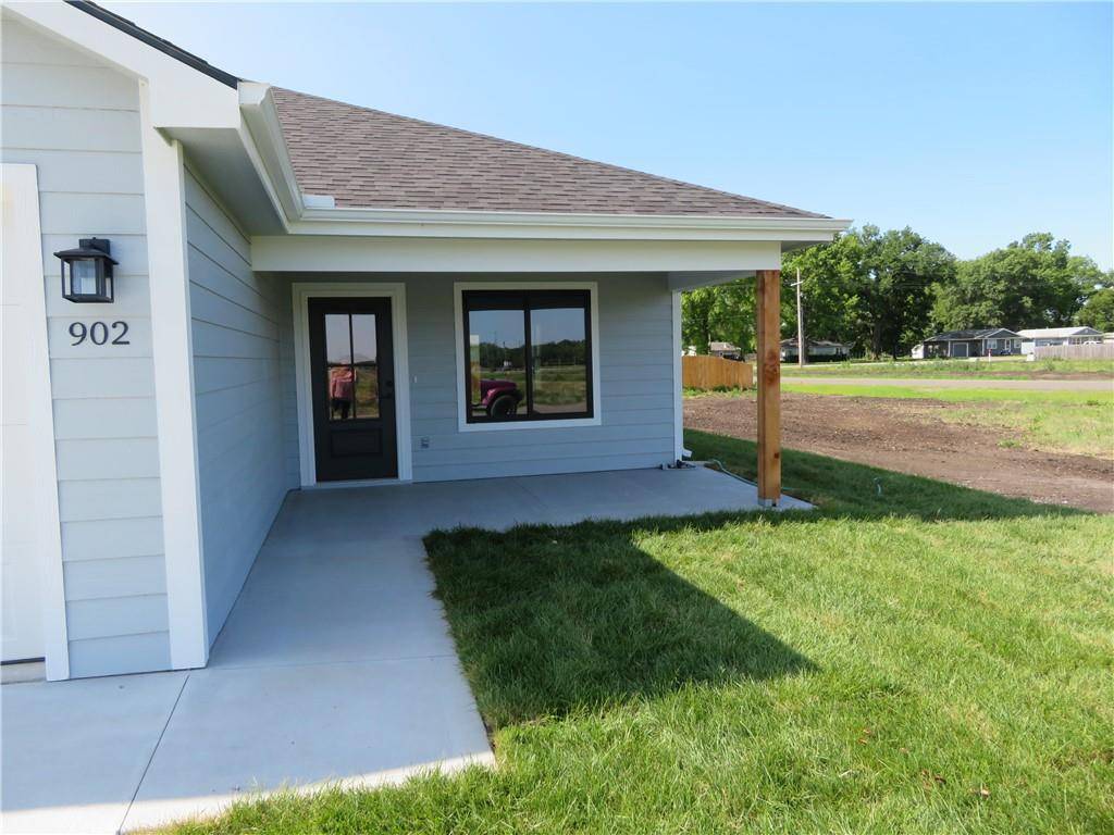 Perry, KS 66073,902 2ND ST