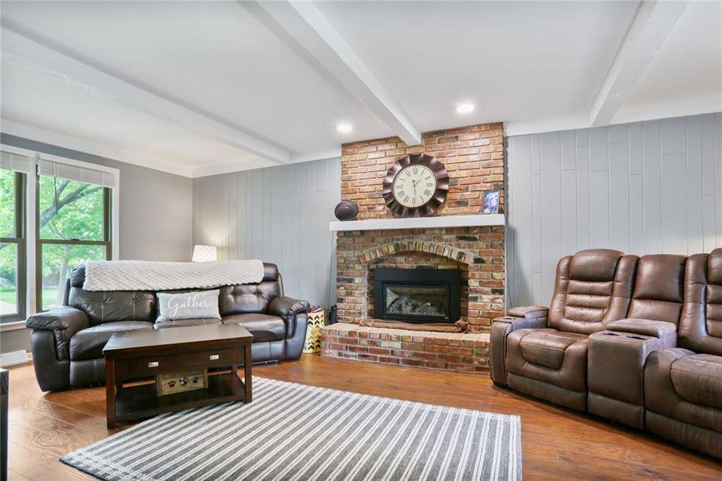 Lenexa, KS 66215,8923 Alden ST