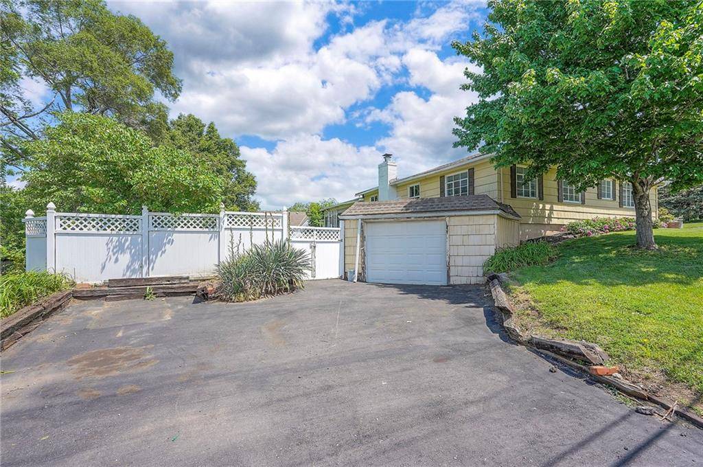 Overland Park, KS 66212,8636 Walmer ST