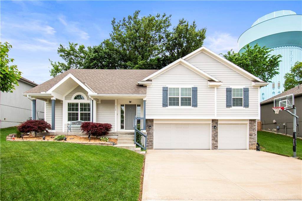 Blue Springs, MO 64014,916 SE Forest Ridge CT