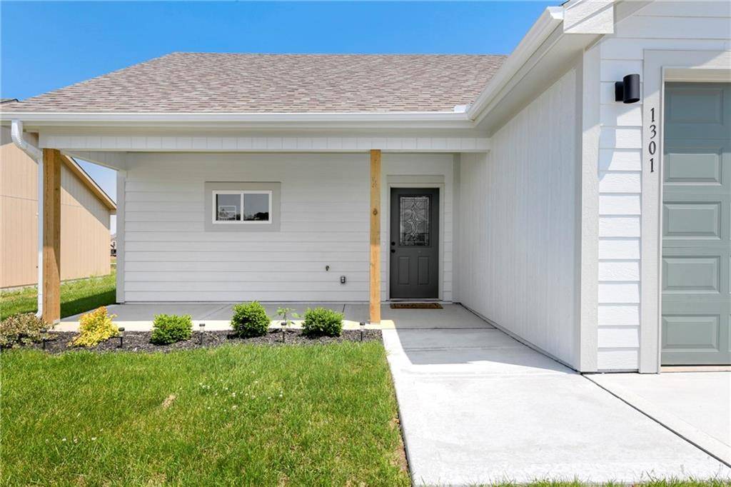 Oak Grove, MO 64075,1301 NE White Oaks LN
