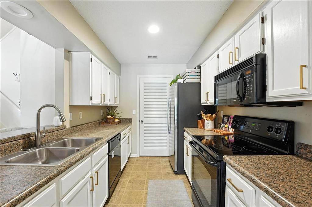 Overland Park, KS 66210,11134 Nieman RD #201