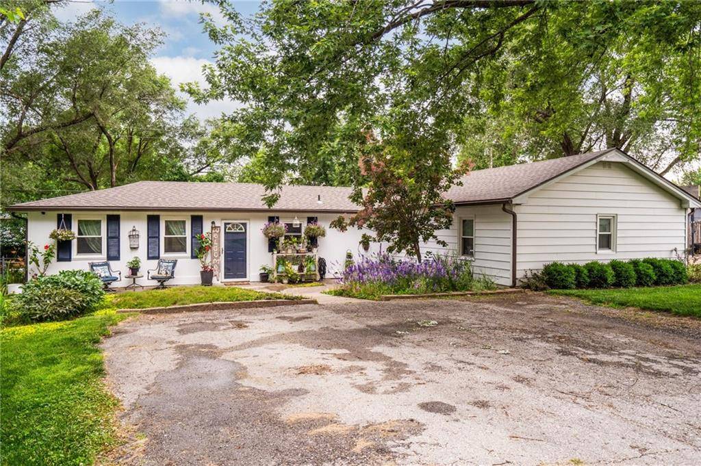 Tonganoxie, KS 66086,118 Village ST