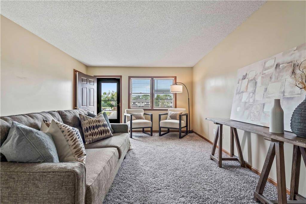 Paola, KS 66071,1107 Durham DR