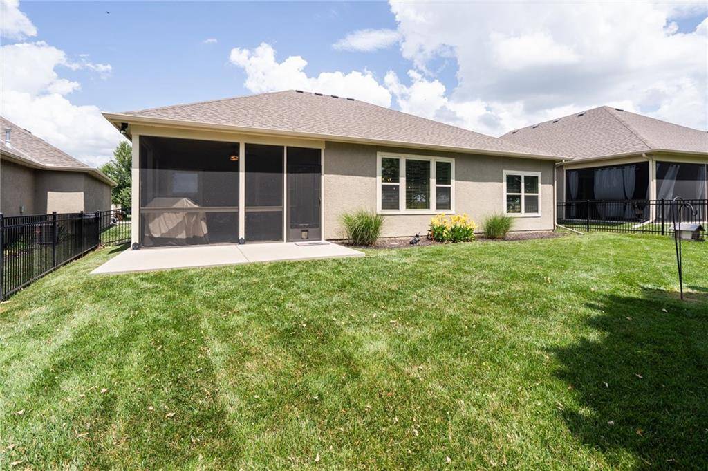 Lawrence, KS 66049,2250 Lake Pointe DR #208