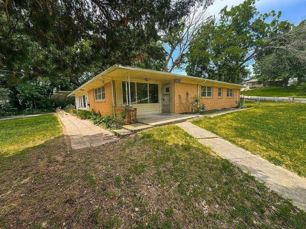 Leavenworth, KS 66048,1916 2nd AVE
