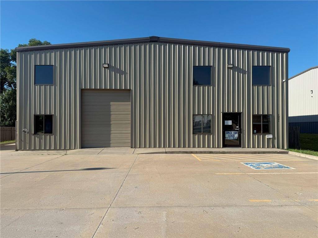 Lawrence, KS 66046,1221 E 25th ST