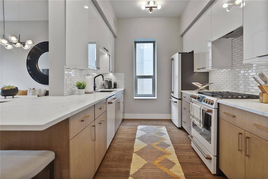 Kansas City, MO 64112,4950 Central ST #206