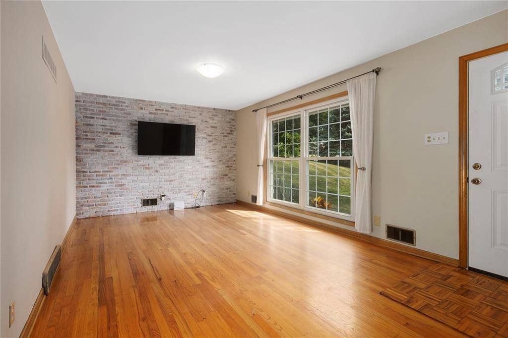 Kansas City, MO 64116,106 NE Northcrest DR