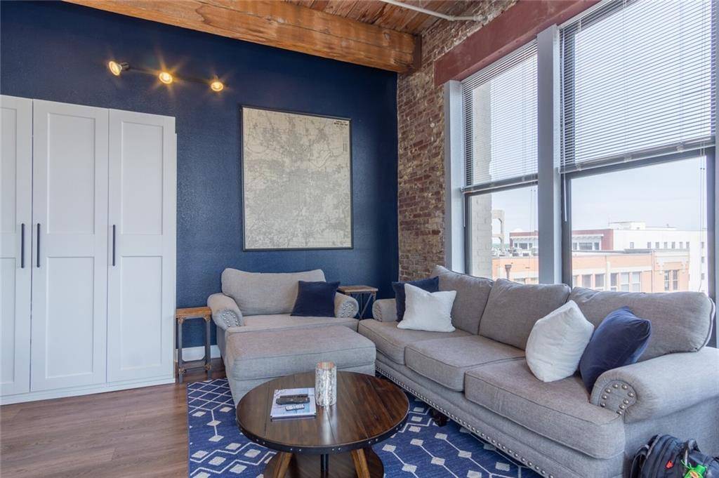 Kansas City, MO 64105,308 W 8th ST #516