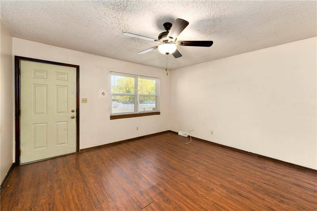 Kansas City, KS 66106,5607 Crest DR