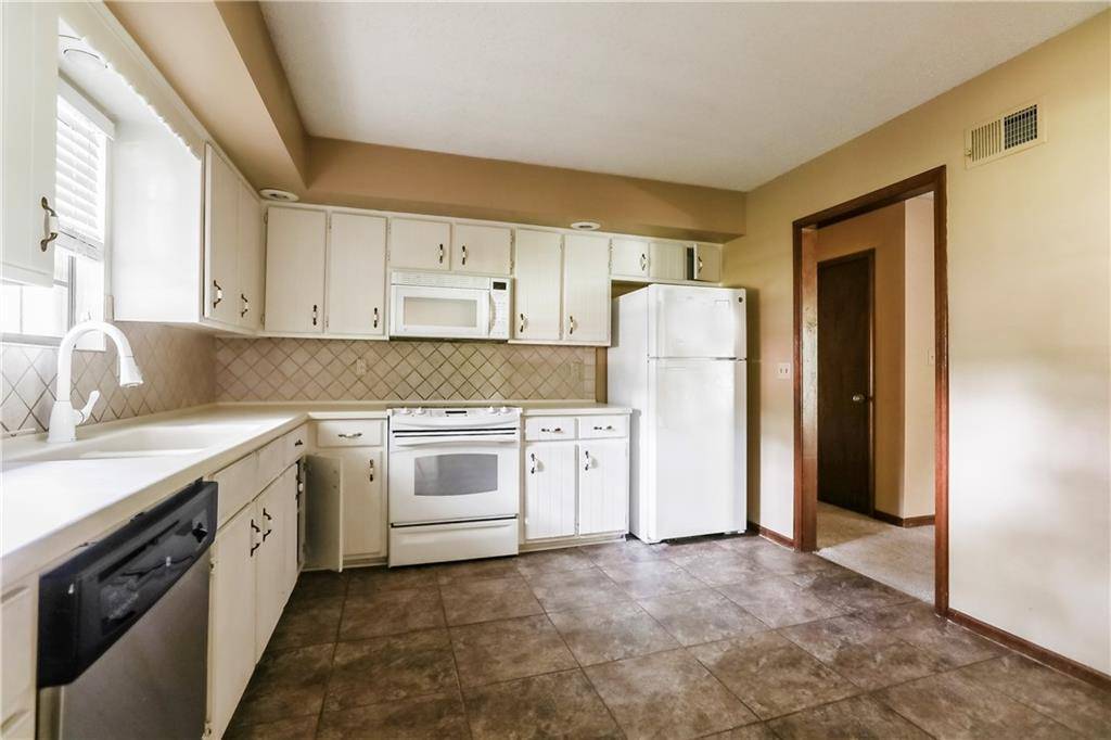 Blue Springs, MO 64015,1008 SW Pinto LN