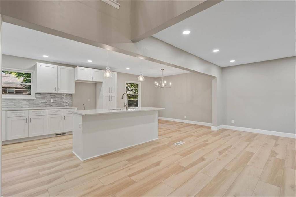 Lenexa, KS 66216,7805 Long AVE