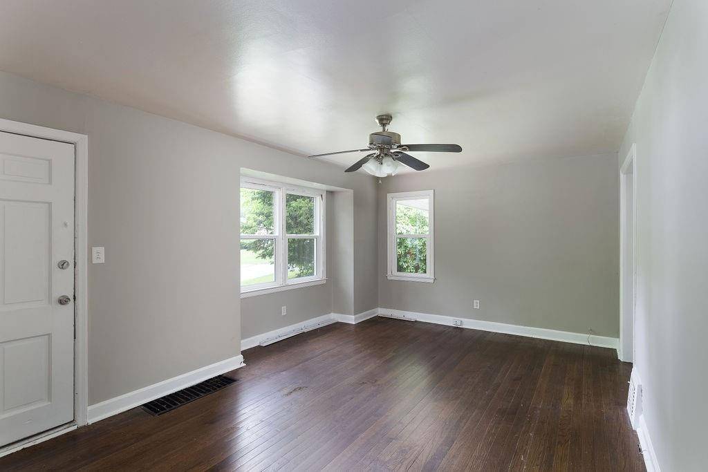 Kansas City, MO 64114,10 E Pocahontas LN