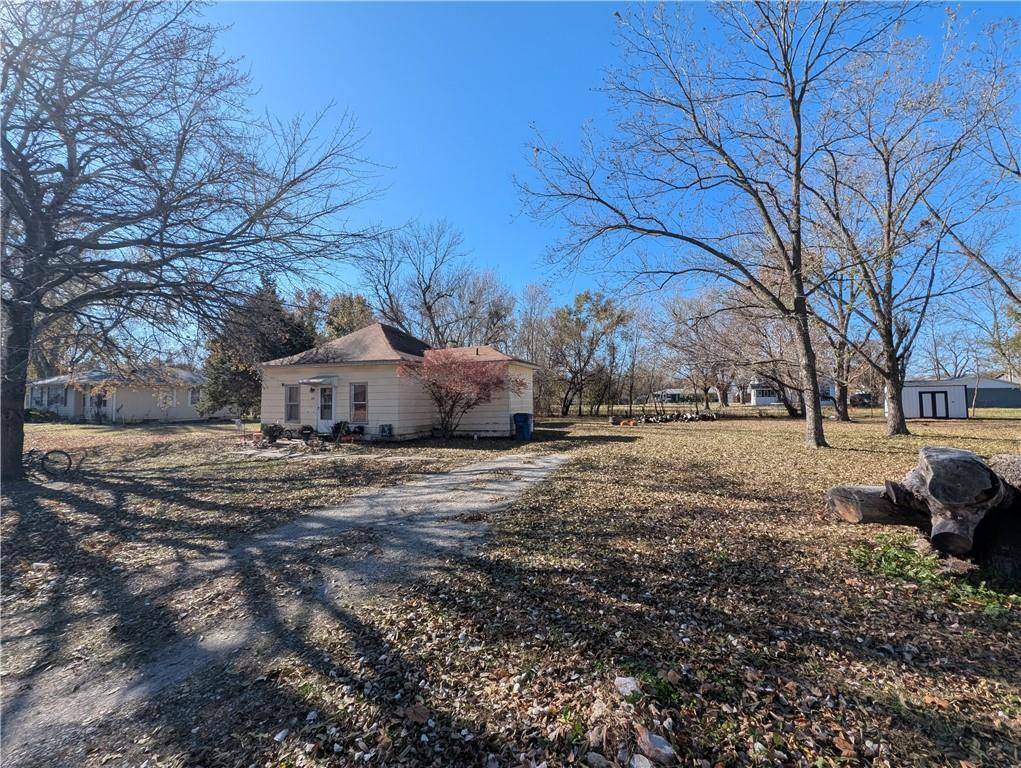 Lacygne, KS 66040,626 N 6th ST