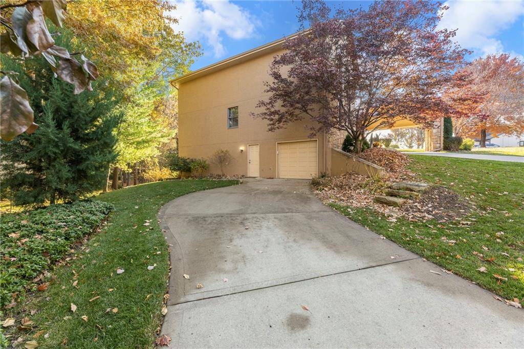 Gladstone, MO 64116,701 White Oak LN