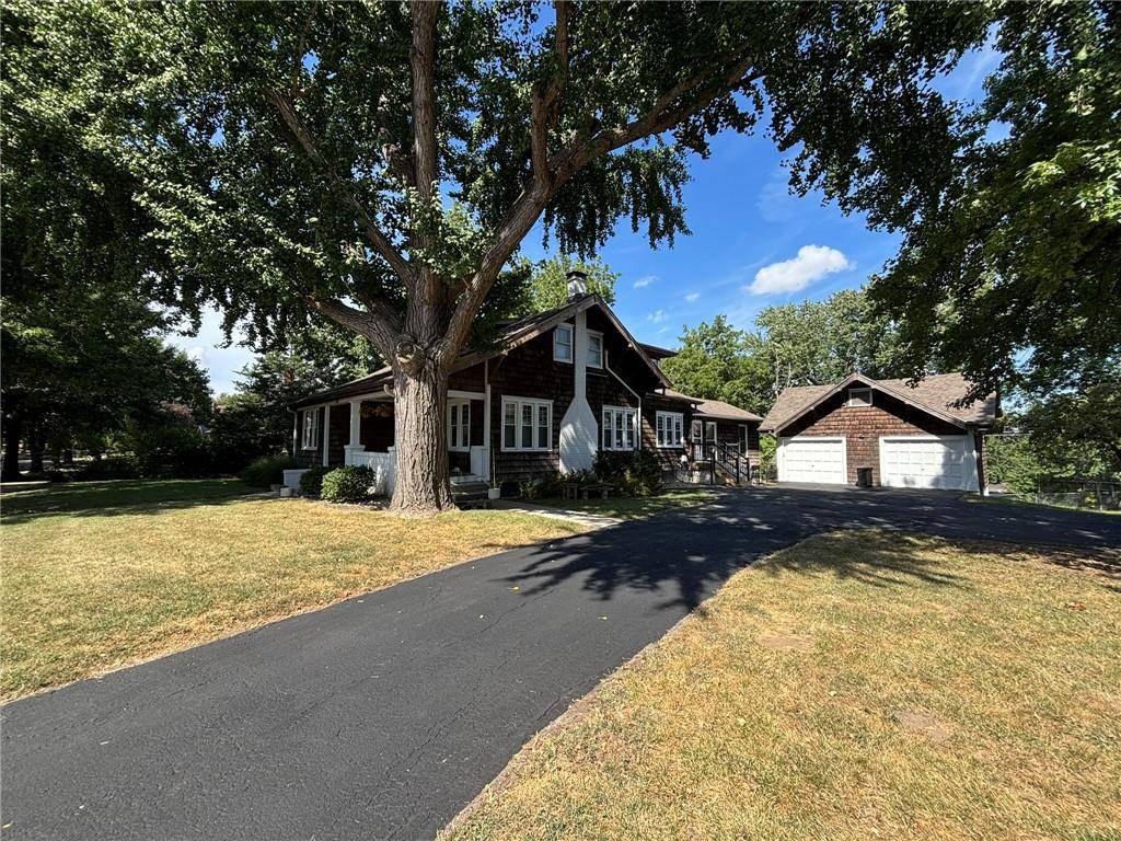 St Joseph, MO 64505,2119 Lovers LN