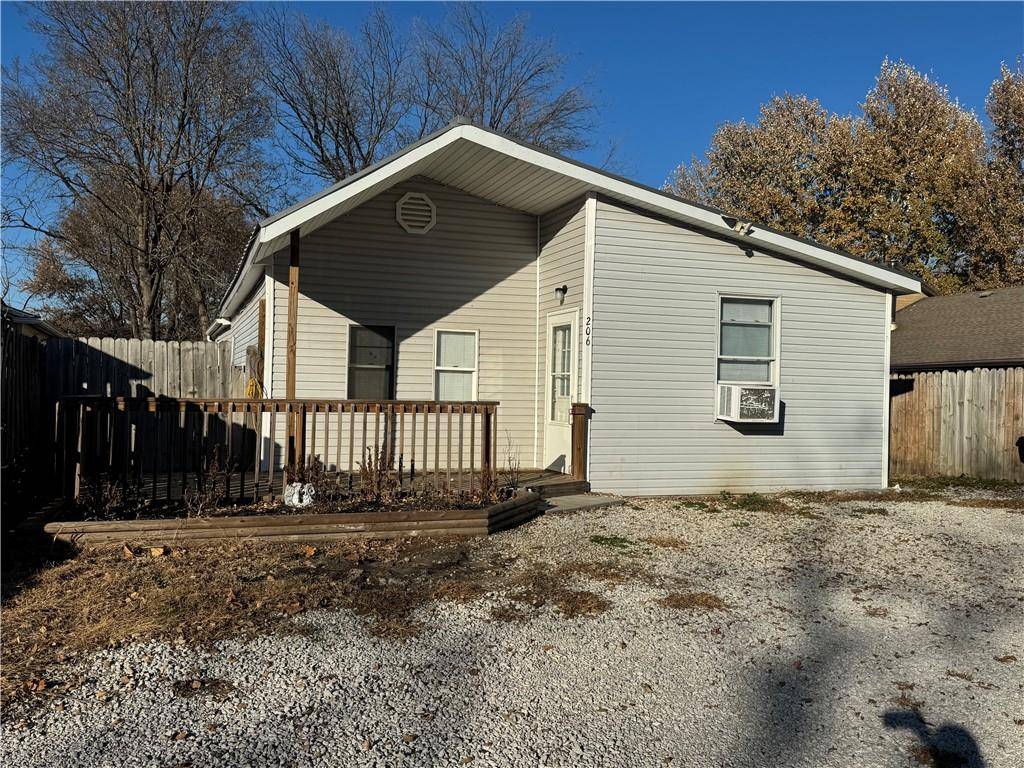 Mclouth, KS 66054,206 E lucy ST