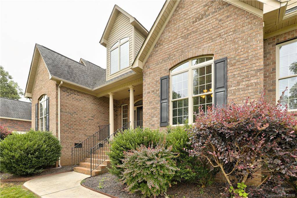 Lake Wylie, SC 29710,207 Highland Forest DR