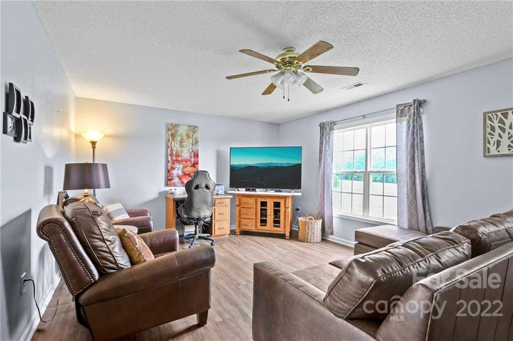 Granite Falls, NC 28630,6094 Little River CT