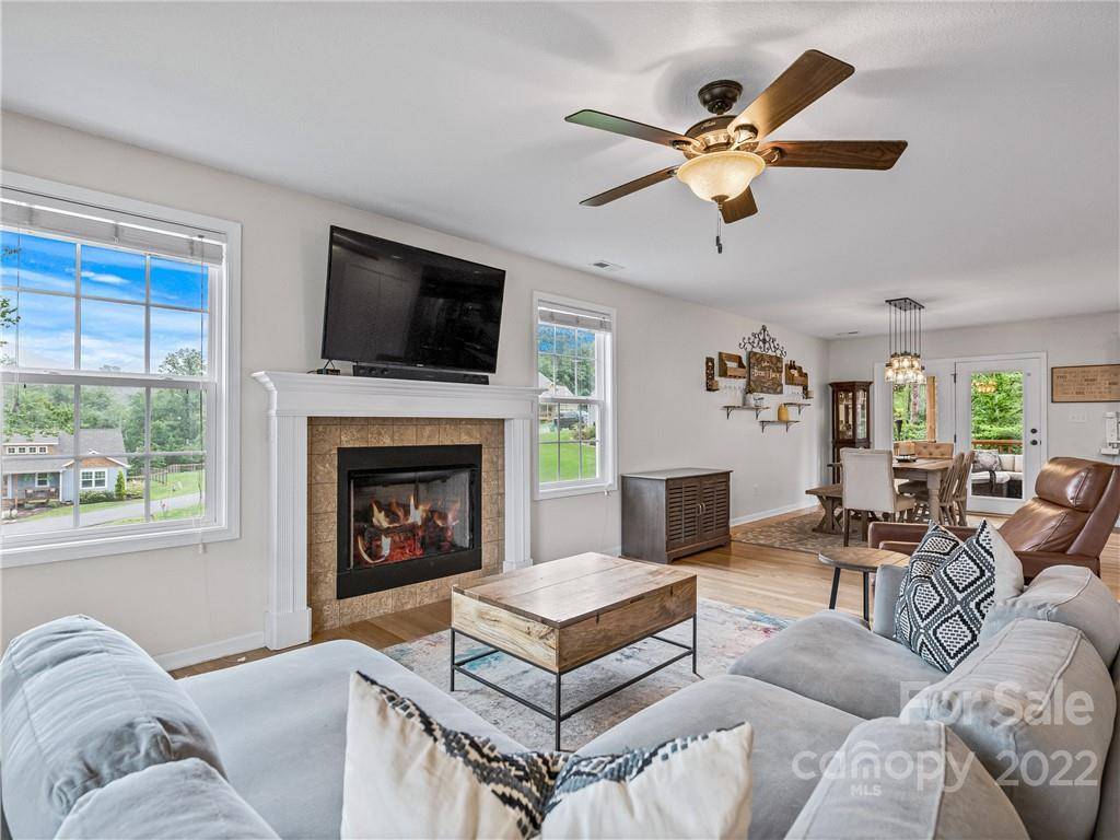 Candler, NC 28715,30 Parrot RD