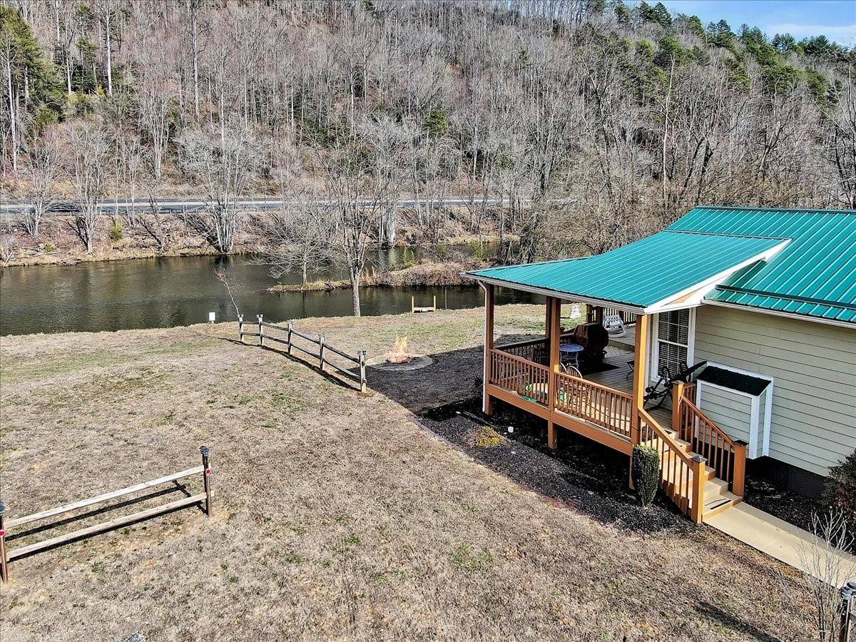 Whittier, NC 28789,990 Hornet DR