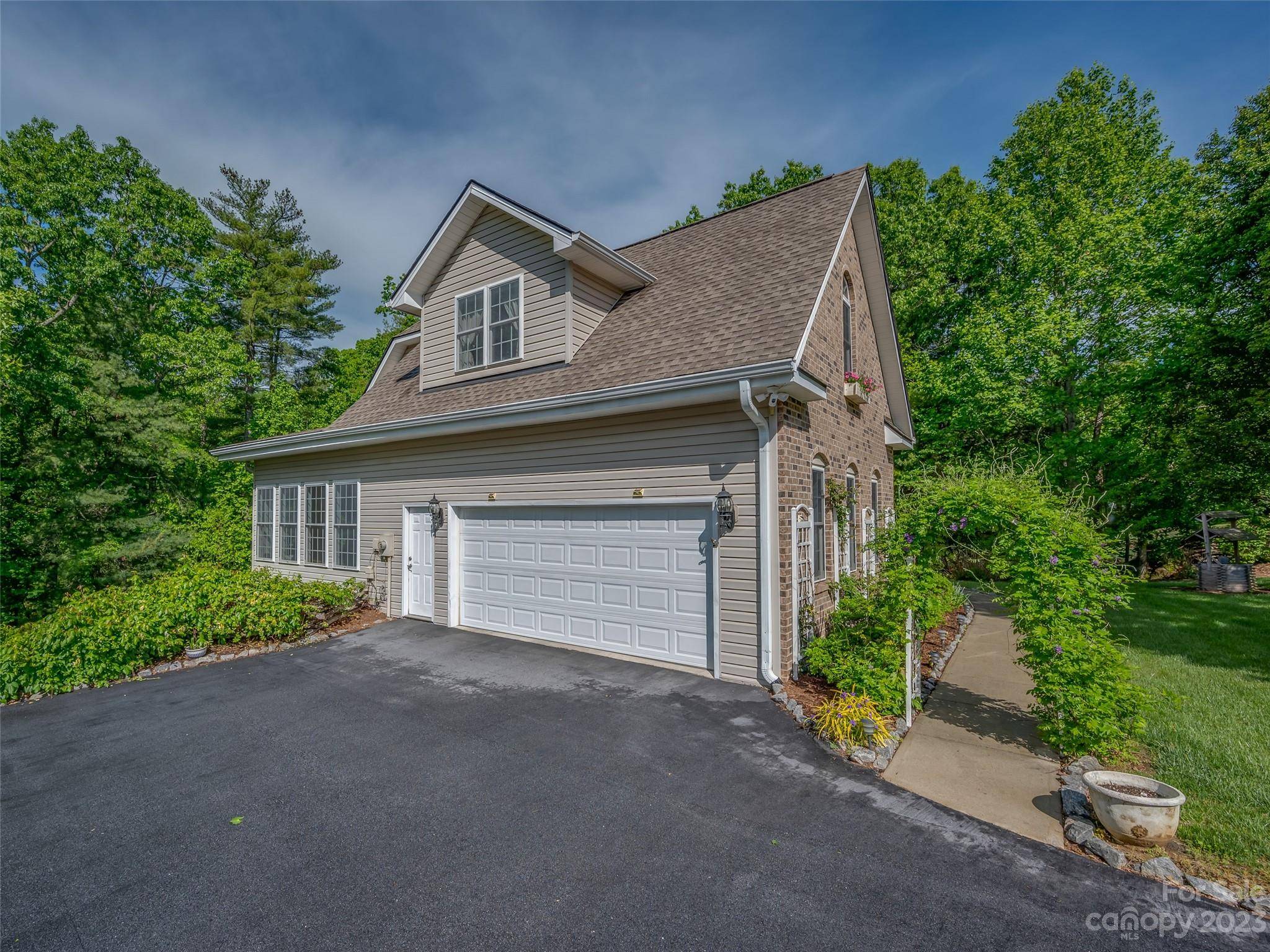 Hendersonville, NC 28739,417 Kanuga Forest DR