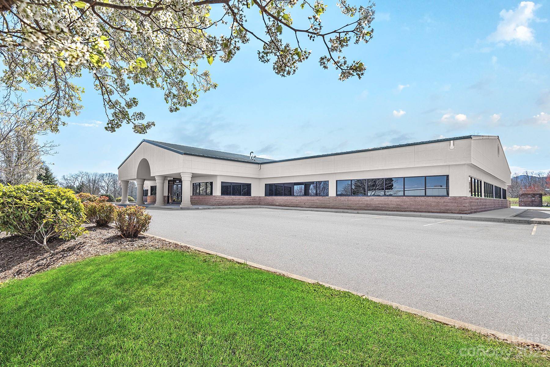 Arden, NC 28704,2 Trident DR #Entire Bldg